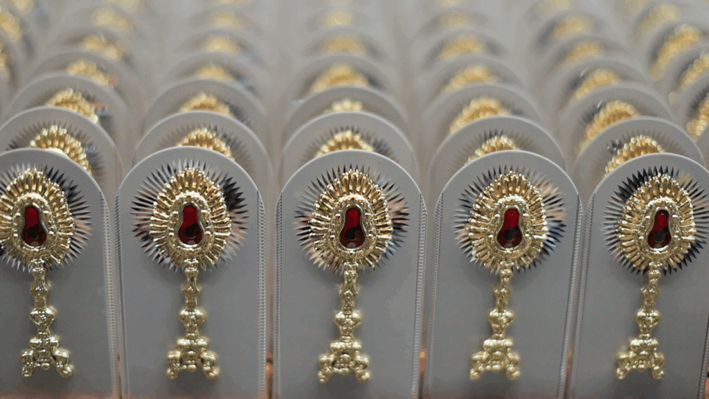 Placas e molduras religiosas e regionais, produzidas com alta qualidade e combinando técnicas artesanais e industriais modernas.