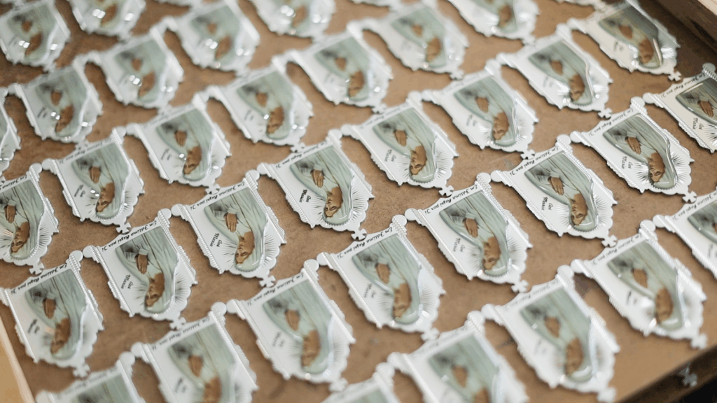 Exposição de diferentes produtos produzidos pela fábrica, incluindo artigos personalizados e regionais.