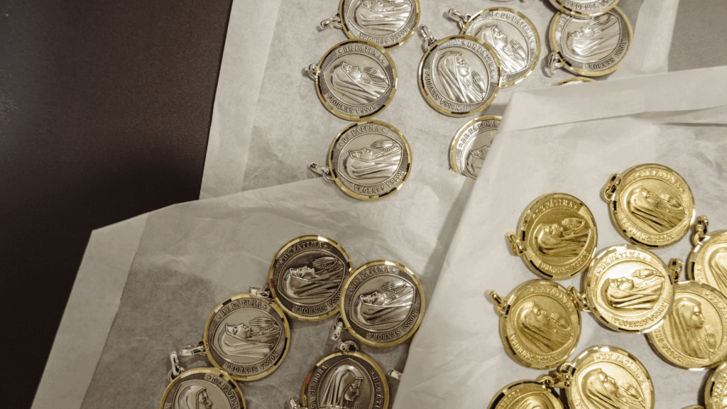 Medalhas produzidas em série, em zamak, latão ou cobre, combinando técnicas artesanais com tecnologia moderna para alta qualidade.